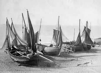 Bateaux de pêche tirés sur la plage à Shoreham-by-Sea, vers 1880